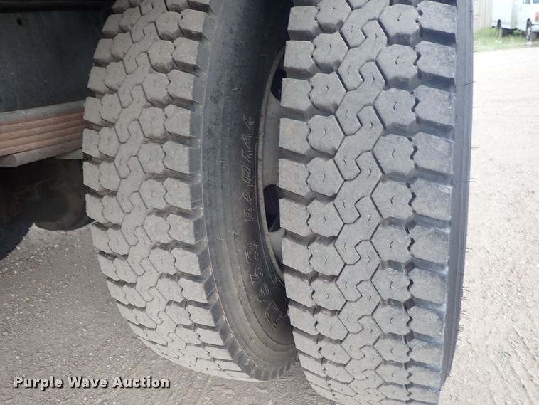 image for item DE5576 1999 GMC T6500 box truck