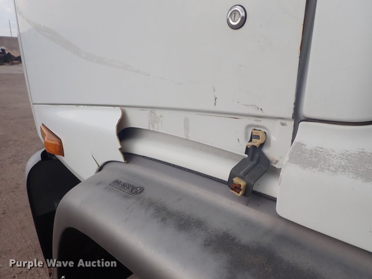 image for item DE5576 1999 GMC T6500 box truck