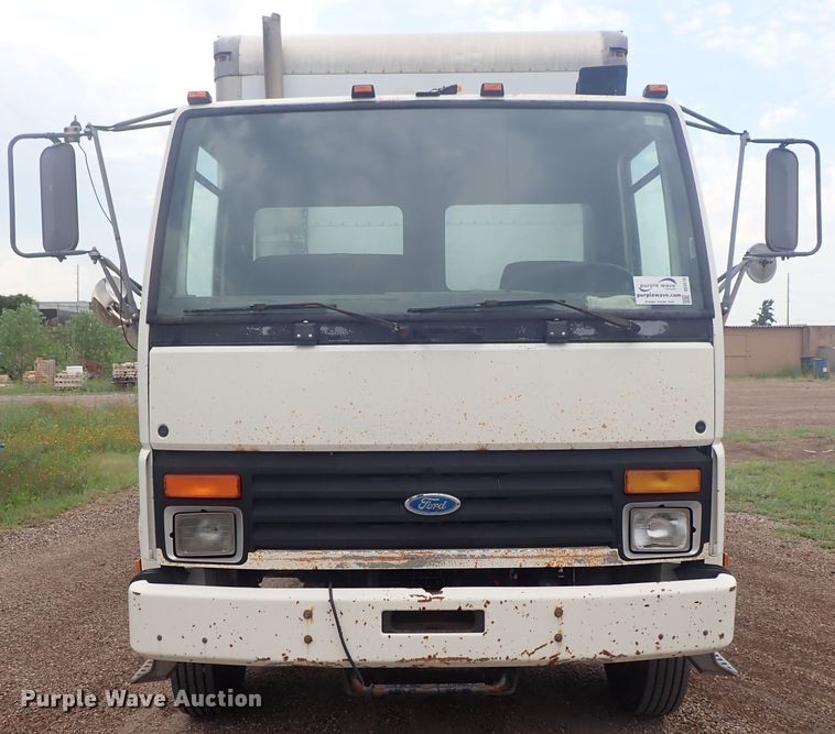 image for item DE5578 1993 Ford CF7000 box truck