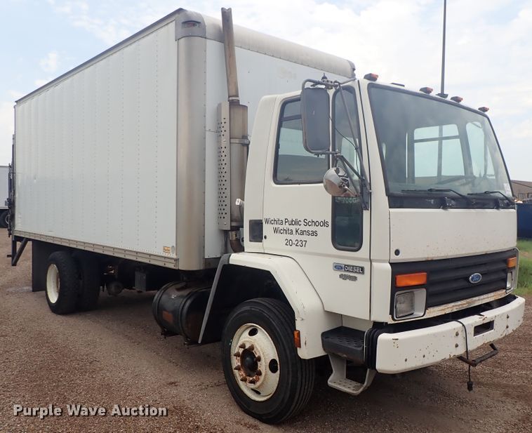 image for item DE5578 1993 Ford CF7000 box truck