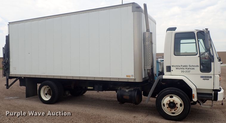image for item DE5578 1993 Ford CF7000 box truck