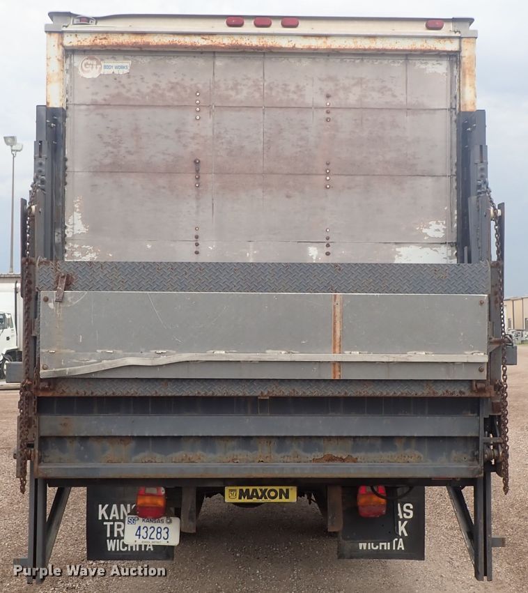 image for item DE5578 1993 Ford CF7000 box truck