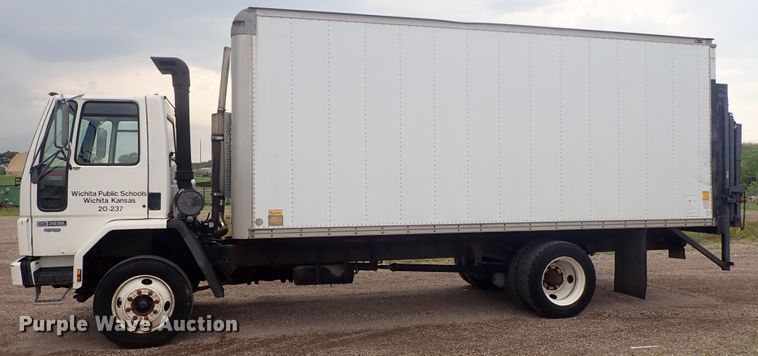 image for item DE5578 1993 Ford CF7000 box truck