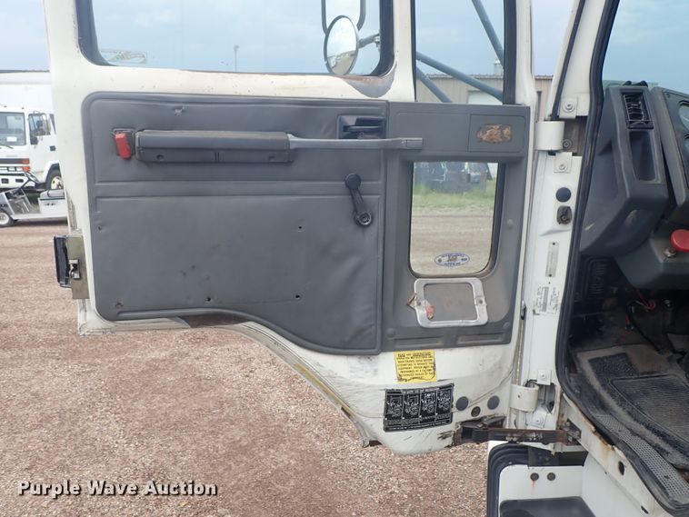 image for item DE5578 1993 Ford CF7000 box truck