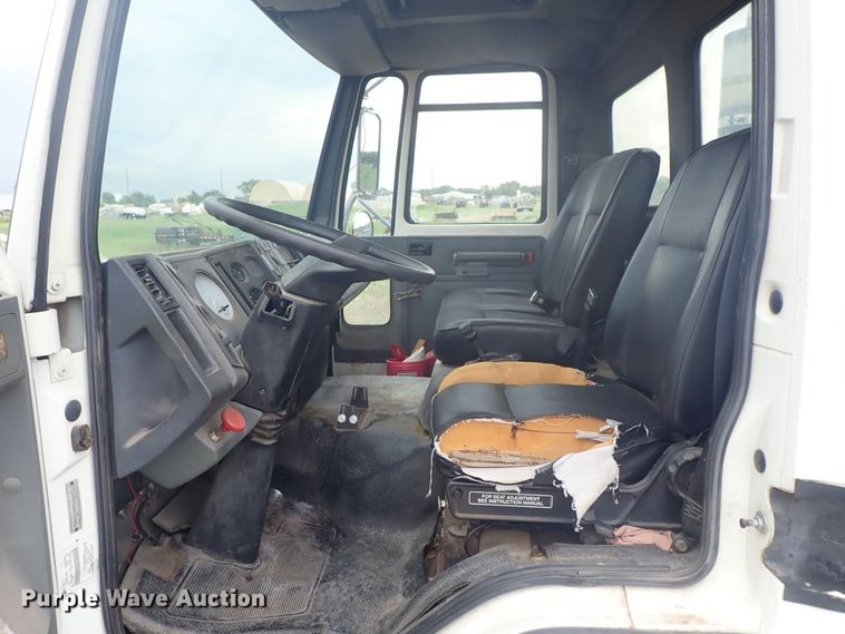 image for item DE5578 1993 Ford CF7000 box truck