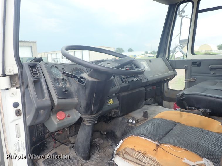 image for item DE5578 1993 Ford CF7000 box truck