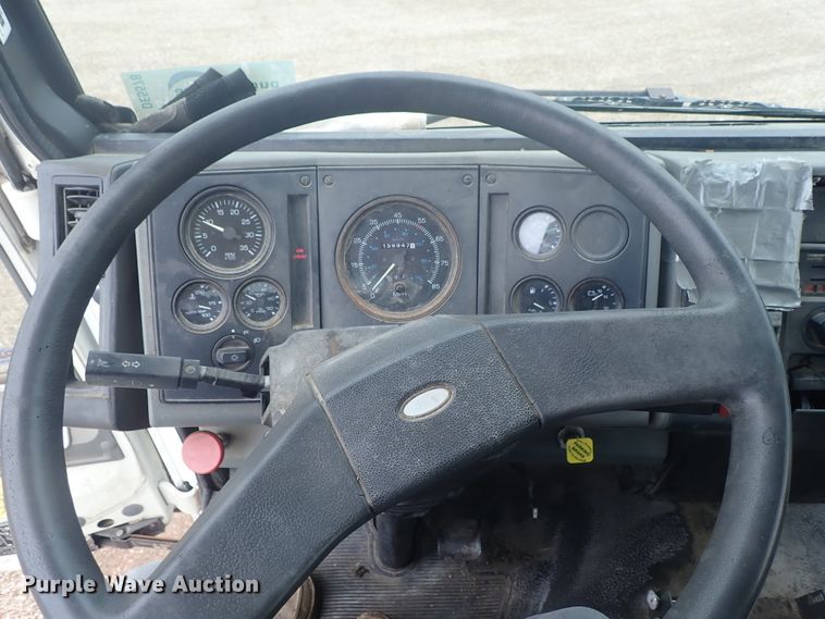 image for item DE5578 1993 Ford CF7000 box truck