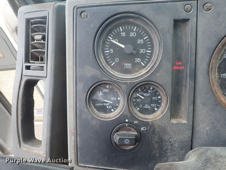 image for item DE5578 1993 Ford CF7000 box truck