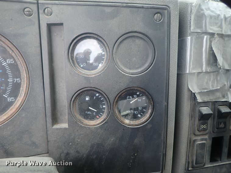 image for item DE5578 1993 Ford CF7000 box truck