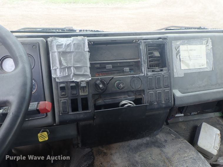 image for item DE5578 1993 Ford CF7000 box truck