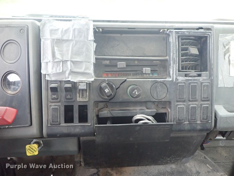 image for item DE5578 1993 Ford CF7000 box truck