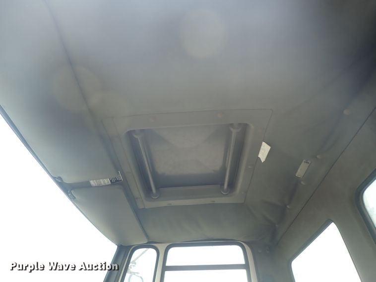 image for item DE5578 1993 Ford CF7000 box truck