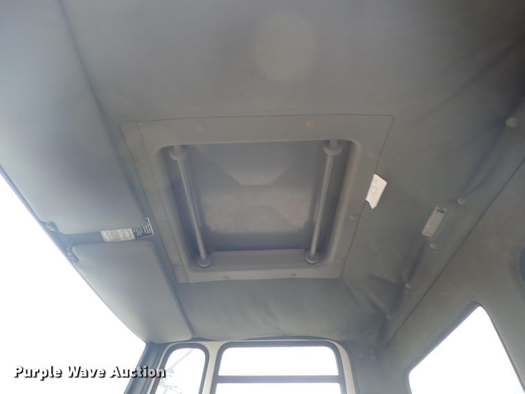 image for item DE5578 1993 Ford CF7000 box truck