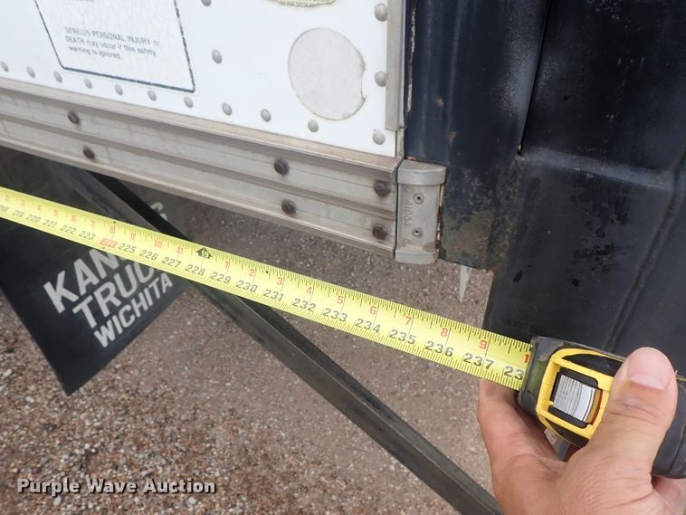 image for item DE5578 1993 Ford CF7000 box truck