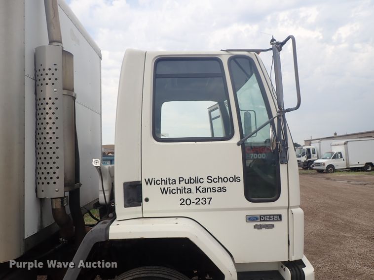 image for item DE5578 1993 Ford CF7000 box truck