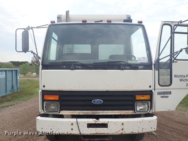 image for item DE5578 1993 Ford CF7000 box truck