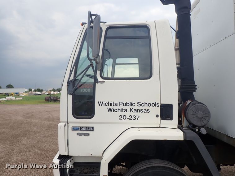 image for item DE5578 1993 Ford CF7000 box truck