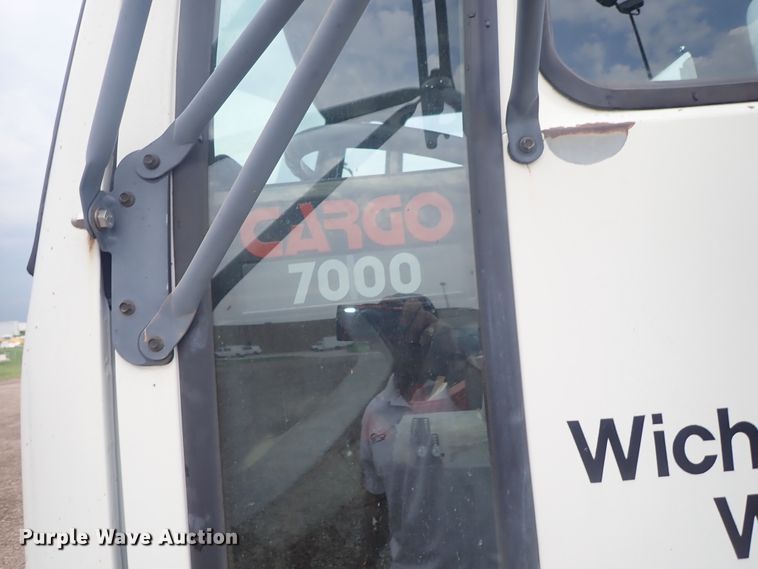 image for item DE5578 1993 Ford CF7000 box truck