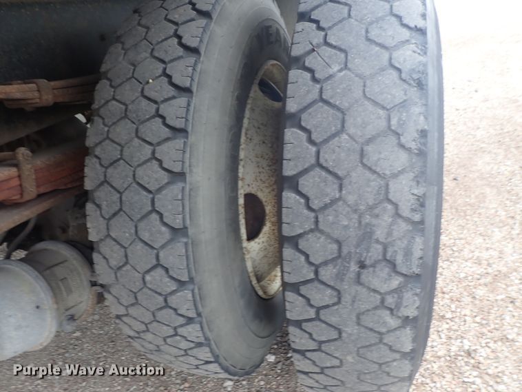 image for item DE5578 1993 Ford CF7000 box truck