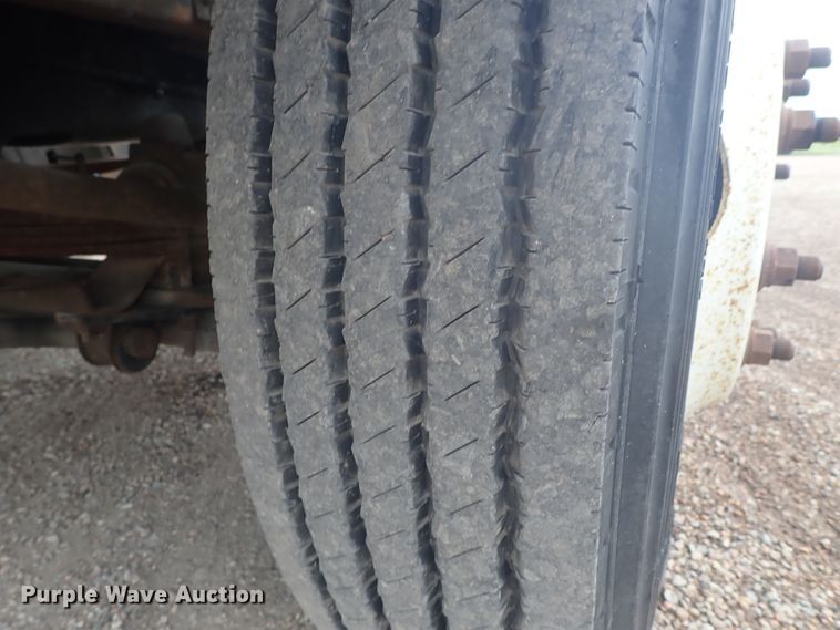 image for item DE5578 1993 Ford CF7000 box truck