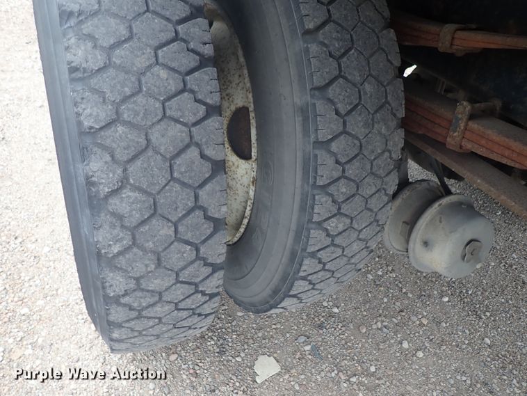 image for item DE5578 1993 Ford CF7000 box truck