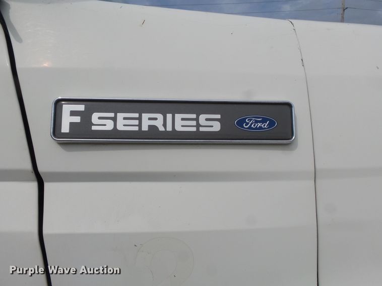 image for item DE7939 1995 Ford F700 digger derrick truck