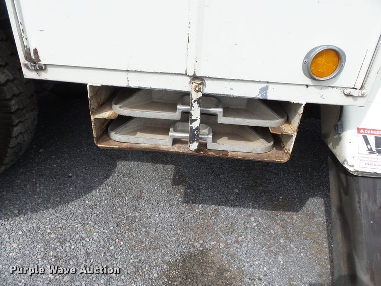 image for item DE7939 1995 Ford F700 digger derrick truck