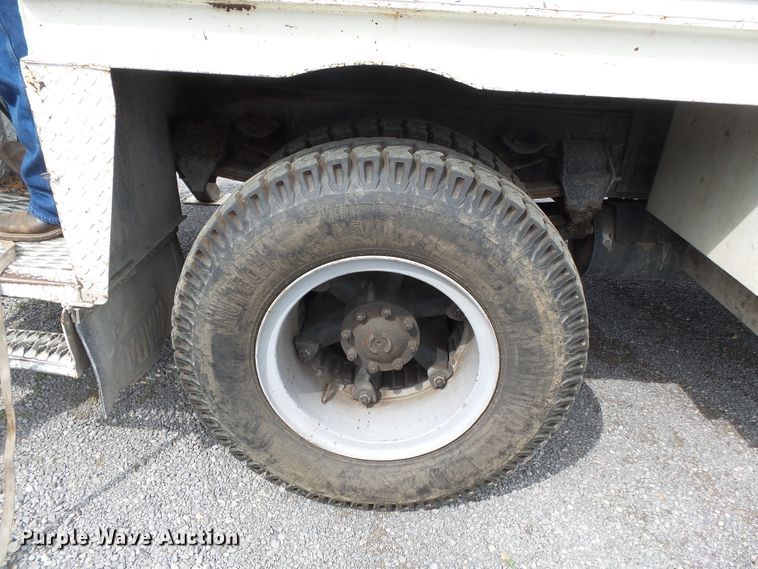 image for item DE7939 1995 Ford F700 digger derrick truck