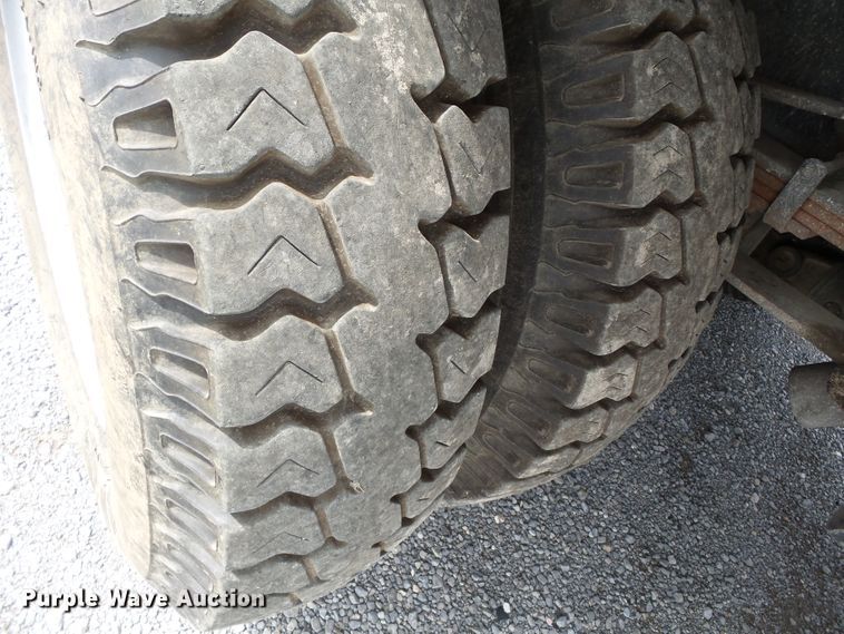 image for item DE7939 1995 Ford F700 digger derrick truck