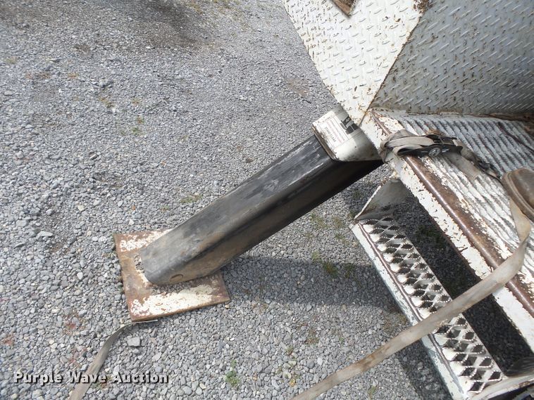 image for item DE7939 1995 Ford F700 digger derrick truck