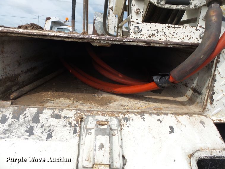 image for item DE7939 1995 Ford F700 digger derrick truck