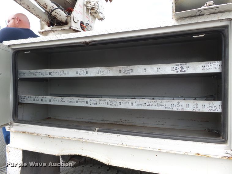 image for item DE7939 1995 Ford F700 digger derrick truck