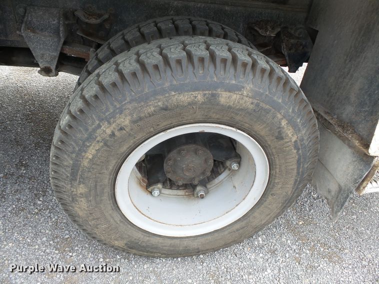 image for item DE7939 1995 Ford F700 digger derrick truck