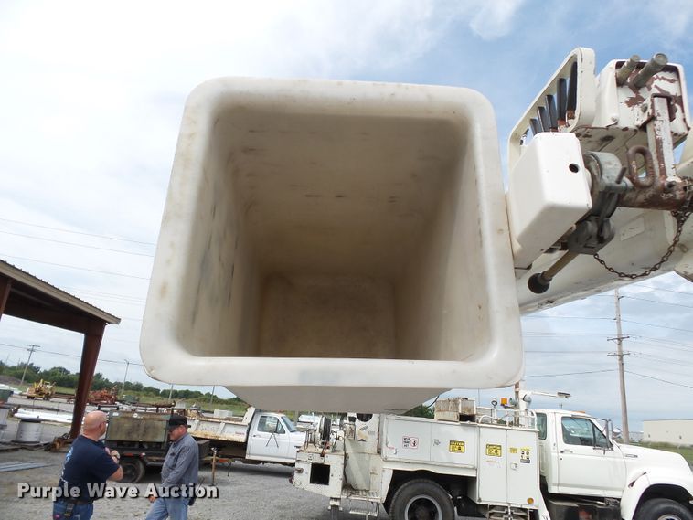 image for item DE7939 1995 Ford F700 digger derrick truck