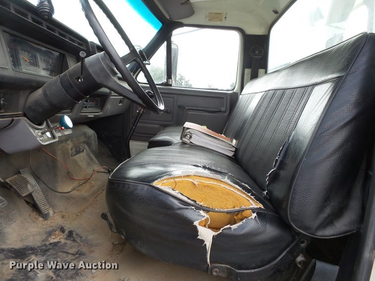 image for item DE7939 1995 Ford F700 digger derrick truck