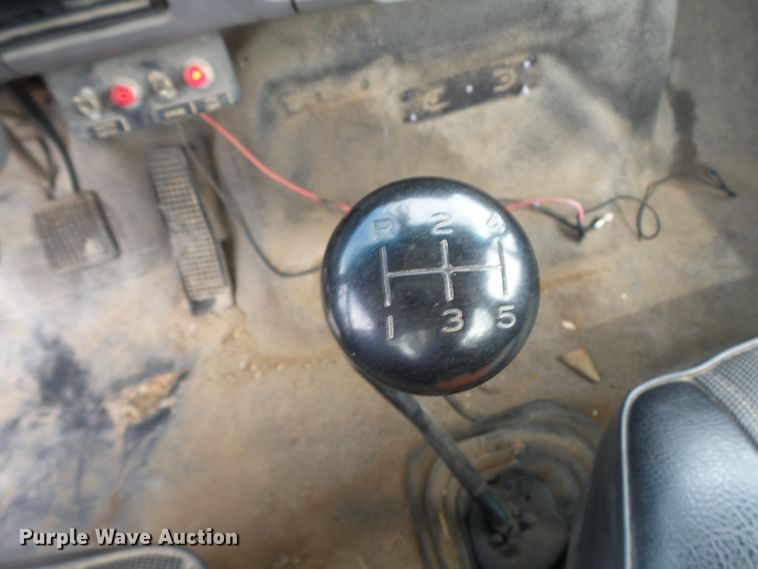 image for item DE7939 1995 Ford F700 digger derrick truck