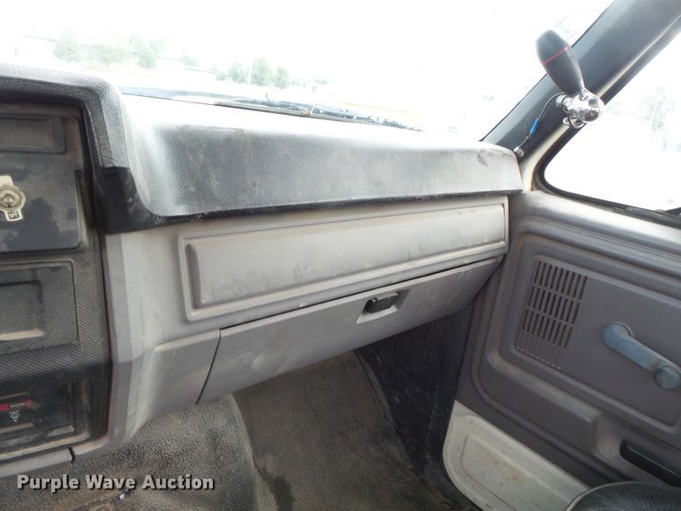 image for item DE7939 1995 Ford F700 digger derrick truck