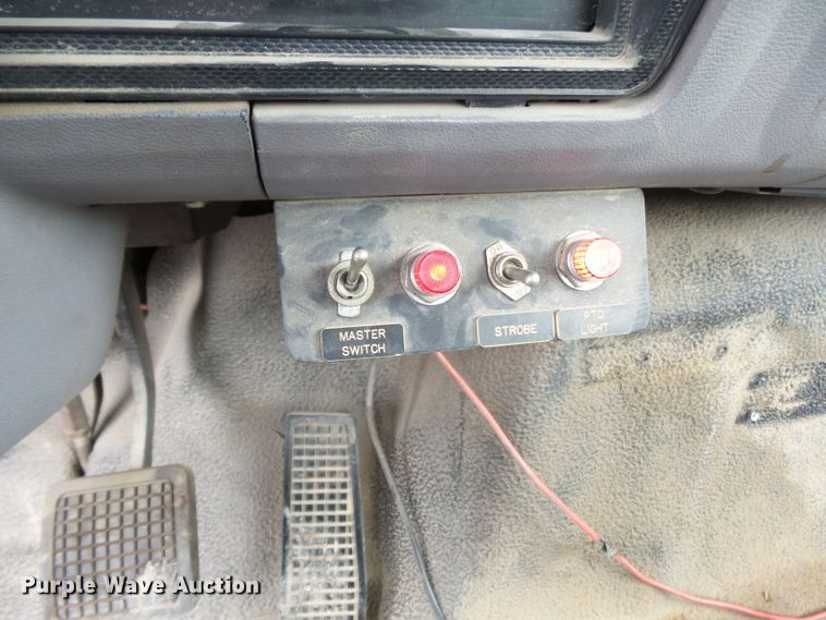 image for item DE7939 1995 Ford F700 digger derrick truck