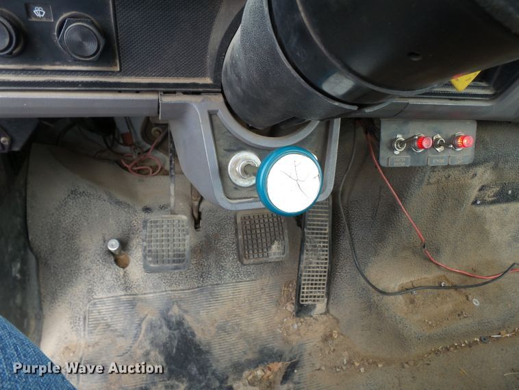 image for item DE7939 1995 Ford F700 digger derrick truck