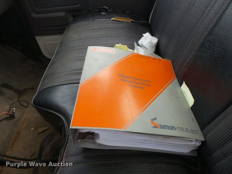 image for item DE7939 1995 Ford F700 digger derrick truck