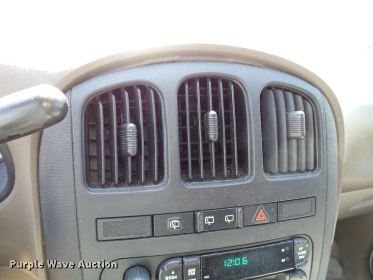 image for item DE7946 2001 Dodge Caravan van