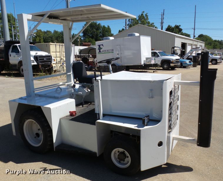 image for item DE7953 1972 United Tractor G40C tug