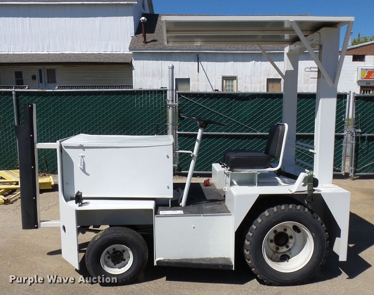 image for item DE7953 1972 United Tractor G40C tug