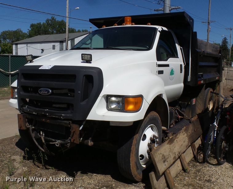 image for item DE7955 2004 Ford F750 Super Duty dump truck