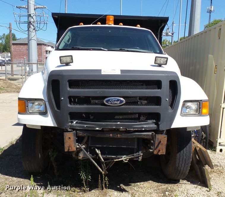 image for item DE7955 2004 Ford F750 Super Duty dump truck