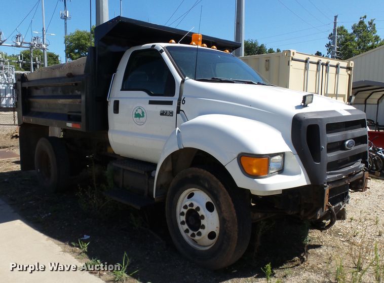 image for item DE7955 2004 Ford F750 Super Duty dump truck