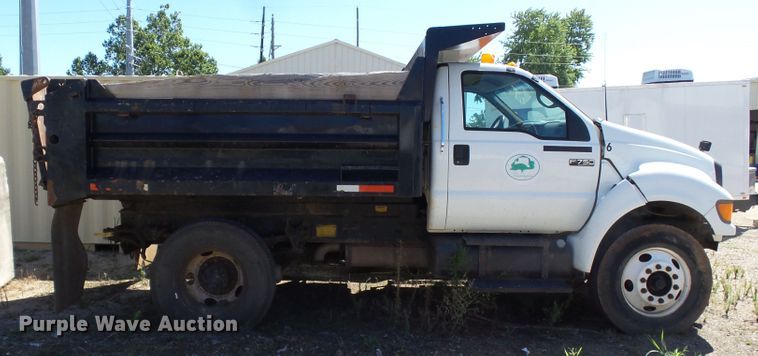 image for item DE7955 2004 Ford F750 Super Duty dump truck