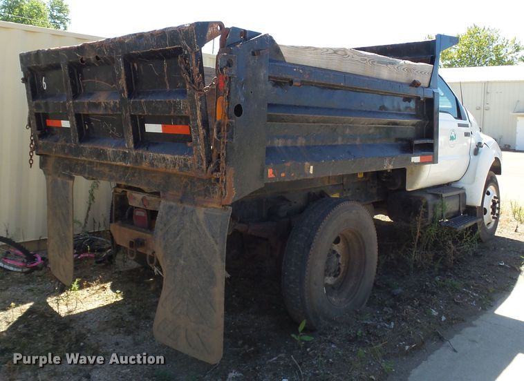 image for item DE7955 2004 Ford F750 Super Duty dump truck