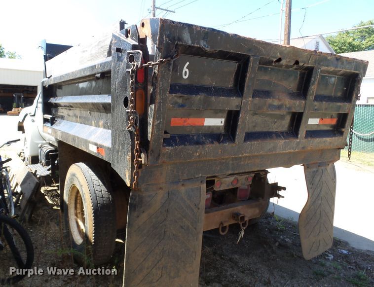 image for item DE7955 2004 Ford F750 Super Duty dump truck