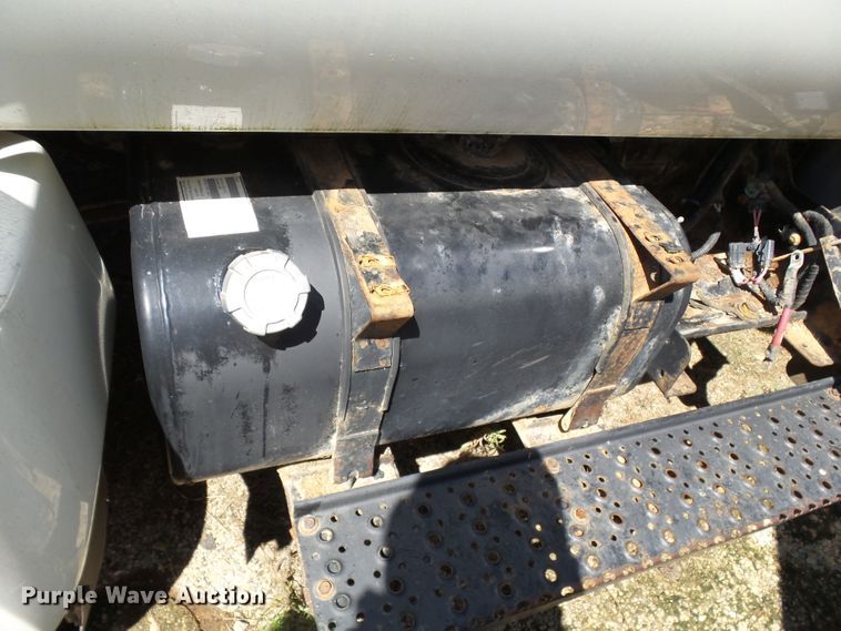 image for item DE7955 2004 Ford F750 Super Duty dump truck